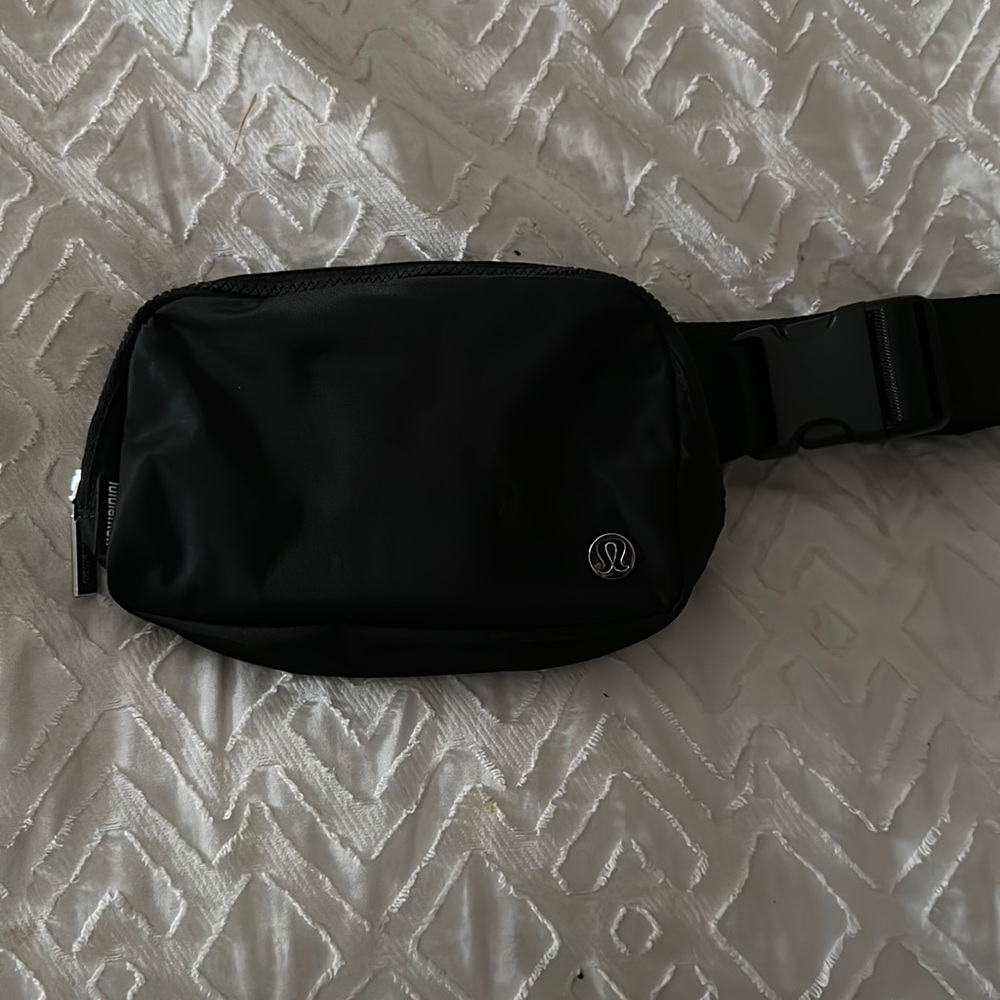 Black Lululemon Everywhere Belt Bag